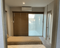 ペットプレンドリールーム《ひだまり》：愛犬と一緒に過ごせる上質な洋室スイート。洋室が2室続く空間でリラックス。大切な家族と心ほどける滞在を叶えます。