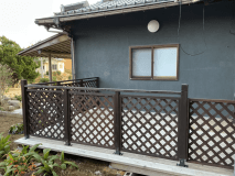 ペットプレンドリールーム《ひだまり》：客室外には開放的なウッドデッキを配置。潮風を感じながらのんびり過ごしたり、ペットと外気浴を楽しんだりと、屋外ならではの心地よさを満喫できます。