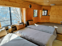 離れ和洋グループルーム《ほしあかり》【別邸きわど庵】：本館とは違った趣の和洋スイート。グループやご家族・ご友人とプライベートな滞在ができる特別な空間。きわどの大自然に囲まれた静かな環境で、ストレスを解消しリラックスした時間を。