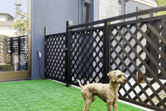 ペットプレンドリールーム《ひだまり》：やわらかな光に包まれた《ひだまり》。愛犬と一緒に過ごせるウッドデッキで、心ほどけるひとときを。