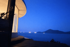 【大浴場から見える漁火】海面に揺れる漁火が、夜の静けさをそっと照らす。長門の海にだけ流れる、やわらかな灯りの時間。