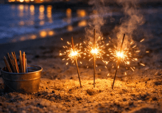【夏季限定】夏の夜にきらめく手持ち花火。ぱちぱちと弾ける光が手元を照らし、家族や友人との笑顔がそっと浮かぶ、心に残る小さな夏の思い出が広がります。
