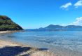 【ビーチ】北長門海岸国定公園内にある紺碧の深川湾へと続く静謐な浜辺。寄せ返す波音に心がほどけ、時の流れさえゆるやかに感じられます。朝夕に移ろう光景は、まるで自然が描く一幅の絵のよう。深い安らぎに満ちた、特別な海辺のひとときをお過ごしください。