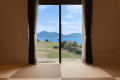 【モデレートリトリート】まるで海へと続くような窓辺の景色。青海島と深川湾の青が静かに広がる、北長門海岸国定公園のツインルーム。
