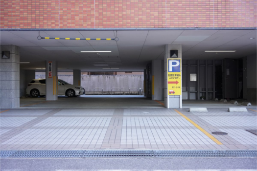 無料駐車場／先着順です。トラックなどの大型車や、バスの方は事前に必ずご連絡下さい。