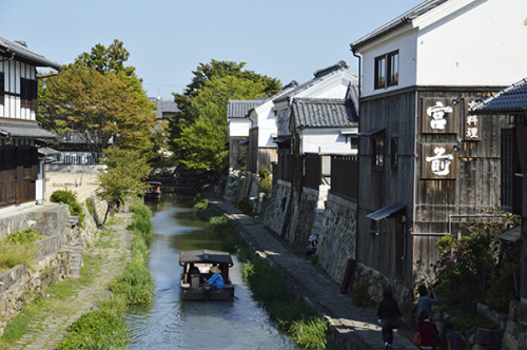 八幡堀までは、車で約７分・徒歩で約２０分。