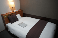 広々とした室内空間。快適なベッドでゆったりとおくつろぎいただけます。