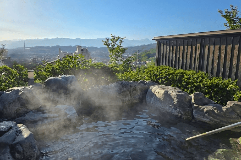【露天風呂】昼は澄んだ空気の中でのびやかな開放感を、夜は静かな空気に包まれる、落ち着いた湯のひととき 【露天風呂】昼は澄んだ空気の中でのびやかな開放感を、夜は静かな空気に包まれる、落ち着いた湯のひととき