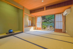 景観なし【二間和室】10畳＋8畳（ベッド仕様/バスなし）5名様まで利用可能でグループ旅に最適。