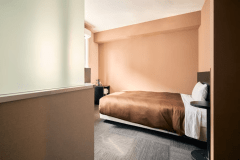 機能性を重視したシャワーブース完備の客室