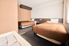 ゆとりある空間でくつろぐプレミアツインルーム。備品も充実で快適ステイ♪