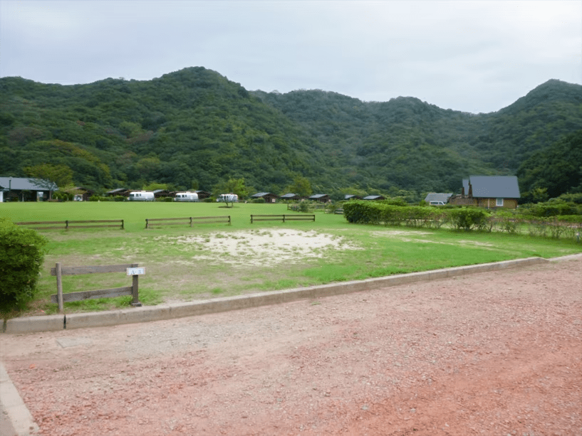 キャンプ　Ａサイト　電源あり・テント2張可