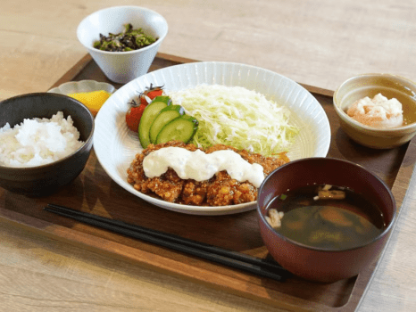 夕食サービス（チキン南蛮定食）