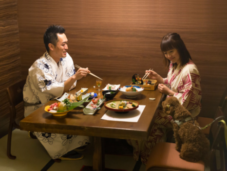 お食事イメージ。お食事のときも、もちろんワンちゃんと一緒。ワンちゃん用のメニューもご用意可能です（事前にご予約ください）。
