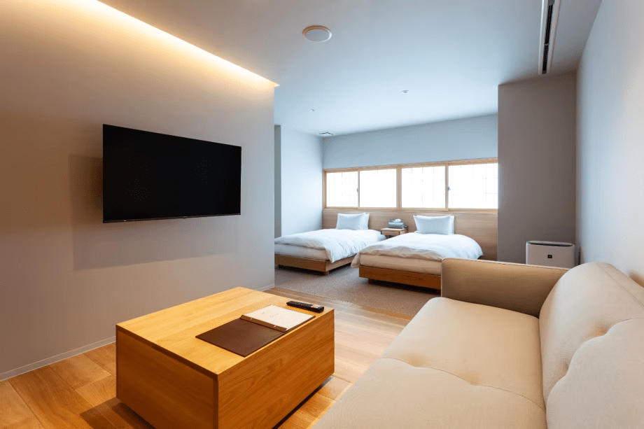 【さくらスイート】各々が自由に過ごせる寛ぎの上質空間。小上がり風の和室、ミニキッチンやワークスペースもあり（お部屋タイプにより配置が異なります）