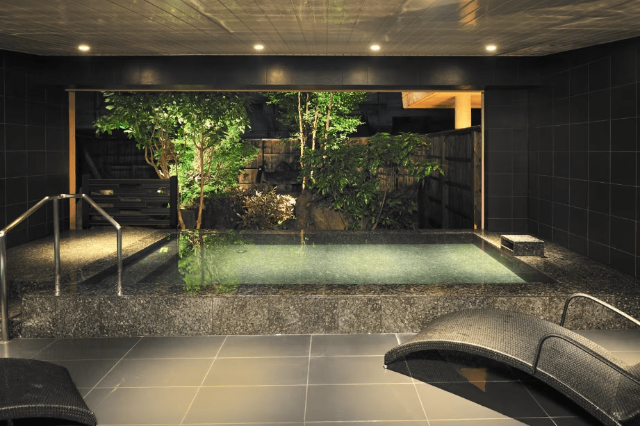 【温泉大浴場／男性露天風呂】男女共に露天風呂は源泉掛け流し。内湯・半露天・露天風呂と、3つのお風呂が楽しめます（半露天は女性大浴場のみ）。越後湯沢の温泉をご堪能ください。