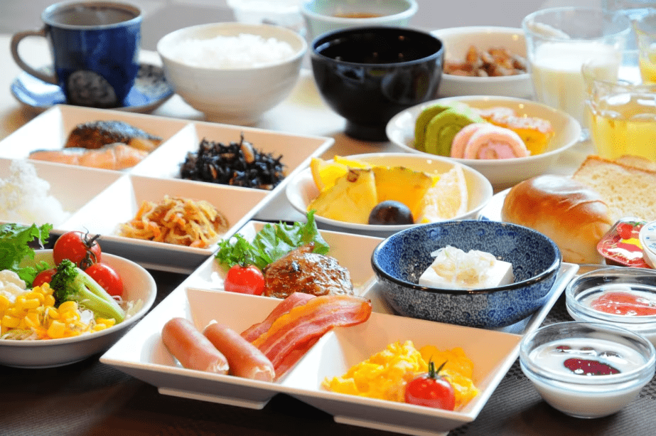 【ご朝食／和洋バイキング】和洋バイキングにて、お好みのお料理をお楽しみください。（ご宿泊状況により定食でのご用意となる場合がございます）