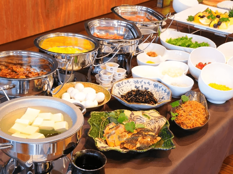 【ご朝食／和洋バイキング】和洋バイキングにて、お好みのお料理をお楽しみください。（ご宿泊状況により定食でのご用意となる場合がございます）