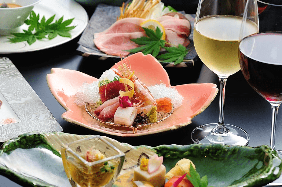 【ご夕食】海の幸・山の幸を取り入れた和洋の創作料理をご用意いたします（お料理はイメージです）