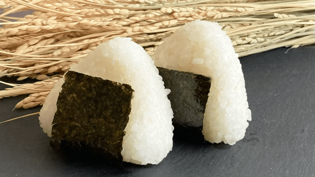 南魚沼産コシヒカリおにぎりをお夜食にご用意いたします（17時以降にフロントでのお渡しとなります）