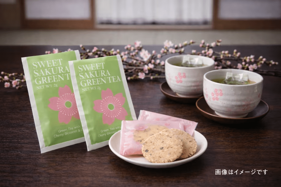 【4月限定プラン特典】桜葉が入ったお茶とお菓子でおもてなし。夕食時には新潟地酒ベースの桜フレーバーカクテルを食前酒にご用意いたします。