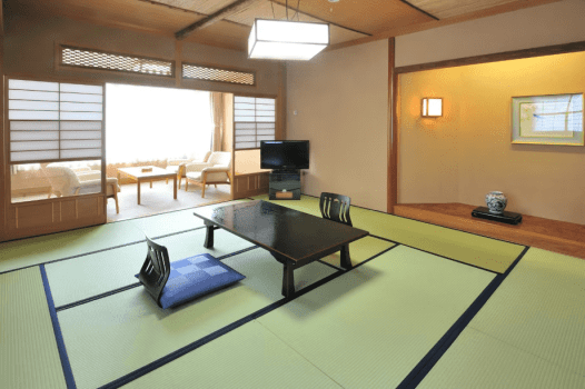 【和室12.5畳】床の間と広縁を備えた、ゆとりのある和室です。