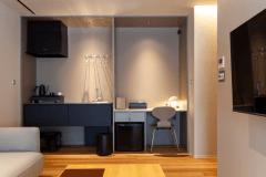 【さくらスイート】各々が自由に過ごせる寛ぎの上質空間。小上がり風の和室、ミニキッチンやワークスペースもあり（お部屋タイプにより配置が異なります）