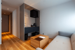 【さくらスイート】各々が自由に過ごせる寛ぎの上質空間。小上がり風の和室、ミニキッチンやワークスペースもあり（お部屋タイプにより配置が異なります）