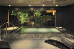 【温泉大浴場／男性露天風呂】男女共に露天風呂は源泉掛け流し。内湯・半露天・露天風呂と、3つのお風呂が楽しめます（半露天は女性大浴場のみ）。越後湯沢の温泉をご堪能ください。