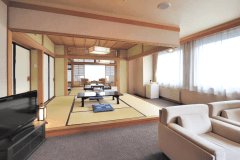 【ジャパニーズスイート】二間続きの和室の他に、洋リビングと広縁もある、館内でも一番広いお部屋です。（実際のお部屋には襖がございます）