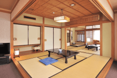 【ジャパニーズスイート】二間続きの和室の他に、洋リビングと広縁もある、館内でも一番広いお部屋です。（実際のお部屋には襖がございます）