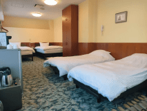 【洋室ツイン／ソファベット使用時】3名以上のご利用時は、ソファベッドを寝具としてご用意いたします（画像は4名利用時。手前2台がソファです）