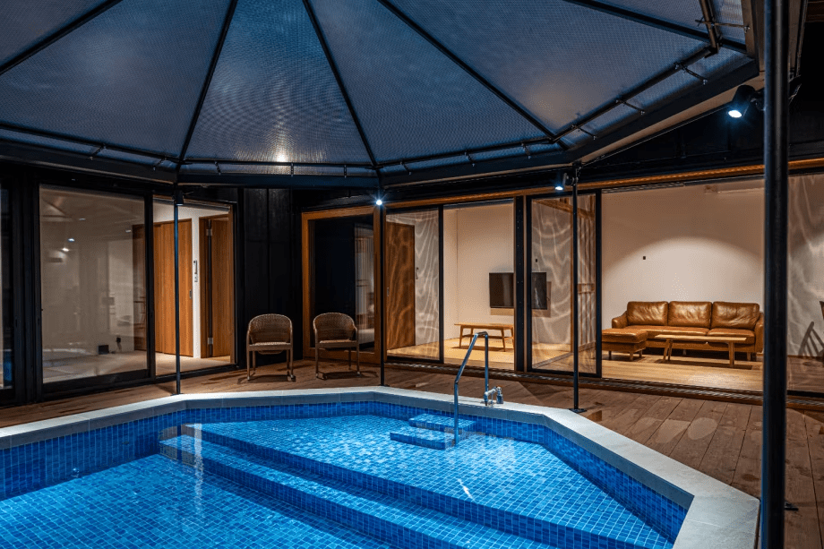 【素泊まり】♢屋根付き屋外温水プール・サウナ完備♢一棟貸切プライベートヴィラで贅沢バケーション！