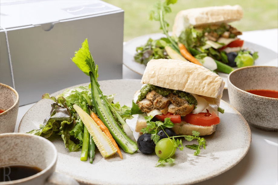 《いぬやど会員さま限定／ベストレート》【朝食のみ】自家製スモークチキンのパニーニの朝食BOX〜食器・調理器具完備