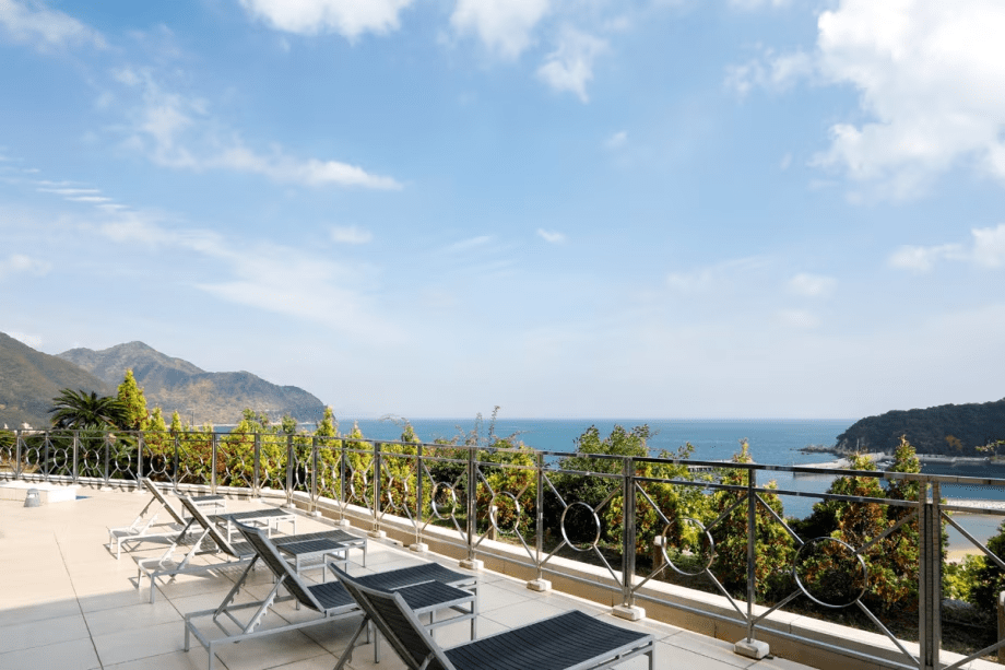 【インランド・シー・リゾート フェスパ】パティオ｜目の前に広がる瀬戸内海と心地よい潮風に身を委ね、ゆったりと流れる島時間を感じながらお寛ぎください。