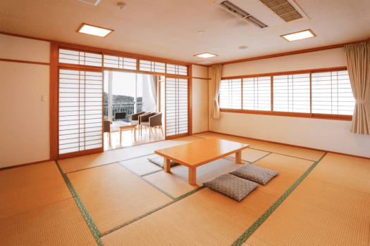 【インランド・シー・リゾート フェスパ】15畳和室＋バルコニー付きデラックス｜大広間で語らう島の夜、翌朝は海の光で目覚める