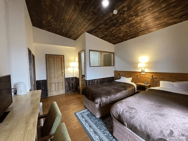 ツインをリノベーション。シックな山のプチホテルのようなお部屋。テラスからの景色も美しく、夢心地に♪