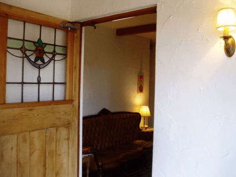 本館へはアンティークドァーを開けて･･