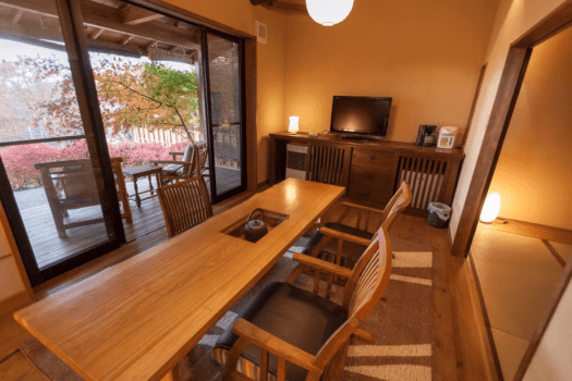 別館離れの隠れ家、リビングダイニングです。別館は古民家から移築した大きな梁や、黒光りした戸板があります