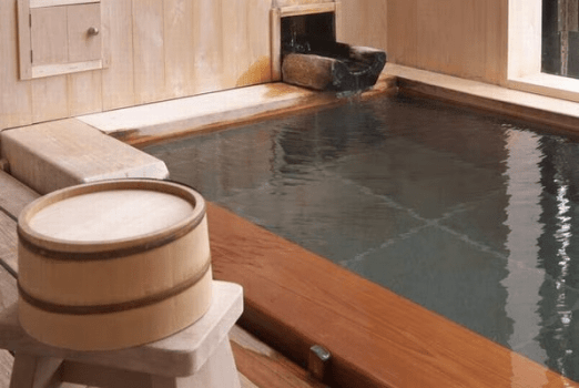 湯口から注ぐのは、掛け流しの天然温泉です。☆贅沢だぁ☆
別館檜のお風呂に抗ウイルス施工をしました。