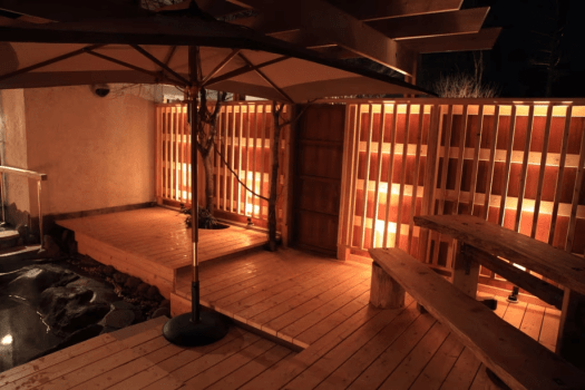 露天風呂のお休み処で寛ぎのひと時&hellip;