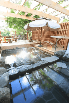 露天風呂は１つ、中湯が１つ。日中のサンサンとふる太陽の温かさが温泉へと降り注ぎます。風が強くないときはパラソルの下でゆったり最高です