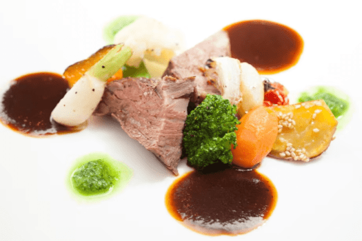 メインの１例「信州プレミア牛のロースト」全国各地・世界中から美味しいと思ったものをローストビーフに。最後のメイン料理を時期の味のあるお野菜とのハーモニーをお楽しみいただけます