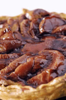 デザートの１品、りんごのパイ。長野の名産りんごを使ったとろとろの林檎煮を使用しています。サクッとしたパイ生地と甘すぎない味わいで最後まで飽きません