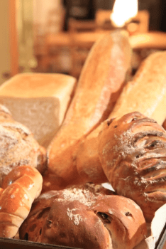 手作りの焼きたてパンを朝食に♪パンが焼き上がれば館内に香りが立ちこめます｡