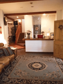 受付のロビーです、ようこそつつじとかえでへ。スタッフがお迎えします。何かあればお申し付けください