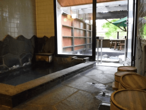 蓼科の自然と一体する露天風呂となる大浴場