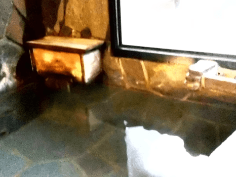 大浴場の湯口です。木の湯口からは蓼科の名湯、蓼科三室源泉を「源泉かけ流し」で贅沢に楽しめる。