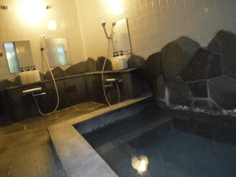 本館大浴場の内風呂です。ひろい石造りの湯船でじっくり浸かる。。「蓼科三室源泉」は高温の温泉です、下からお湯をかき混ぜてちょうどよくしてご入浴がみそ★