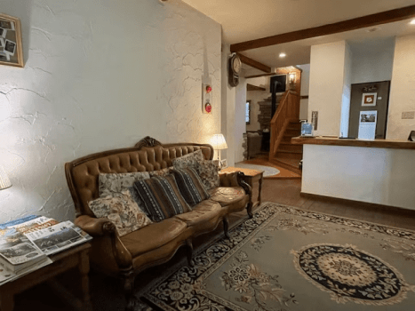 本館ロビーのアンティーク。このソファーはいったい何年生きているんだろう。